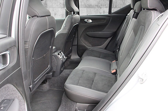 Volvo EX40 13 of 29