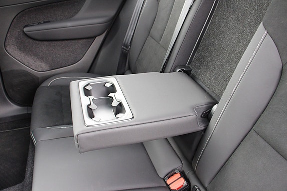 Volvo EX40 14 of 29