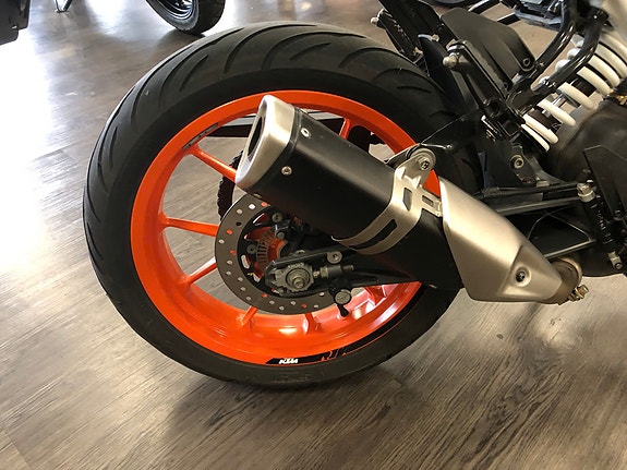 KTM 390 Duke 3 of 5