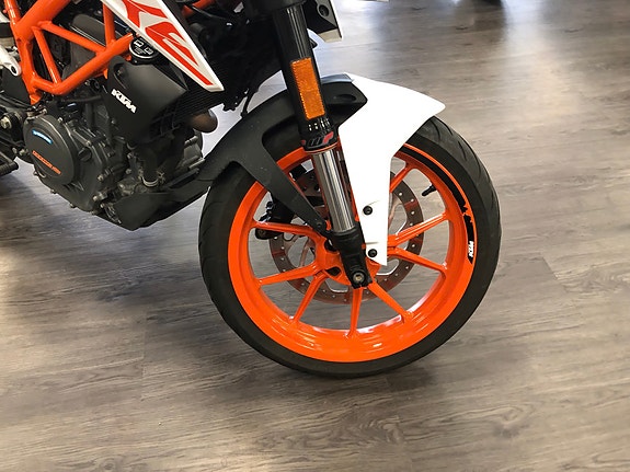 KTM 390 Duke 2 of 5