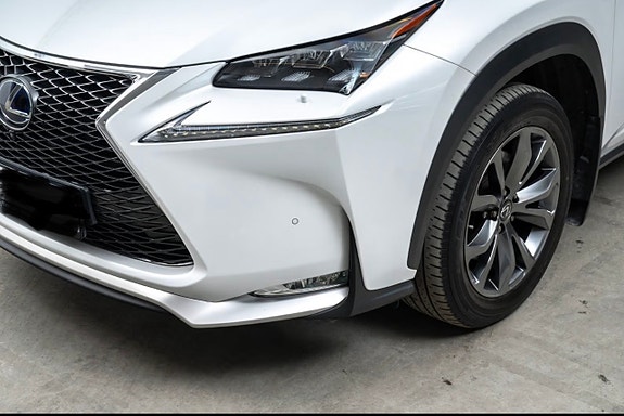Lexus NX300h 4 of 5