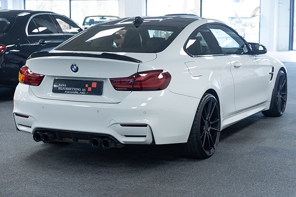 BMW M4 3 of 5