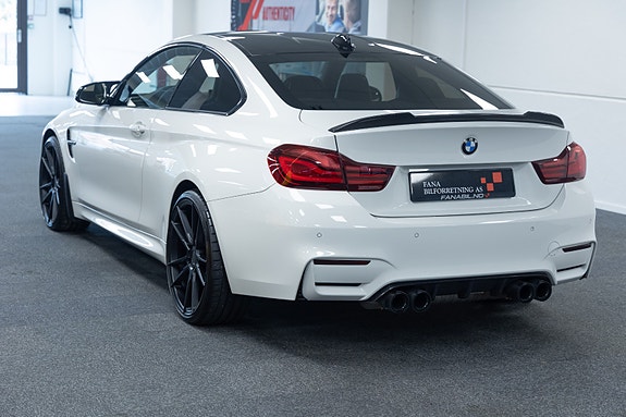 BMW M4 2 of 5