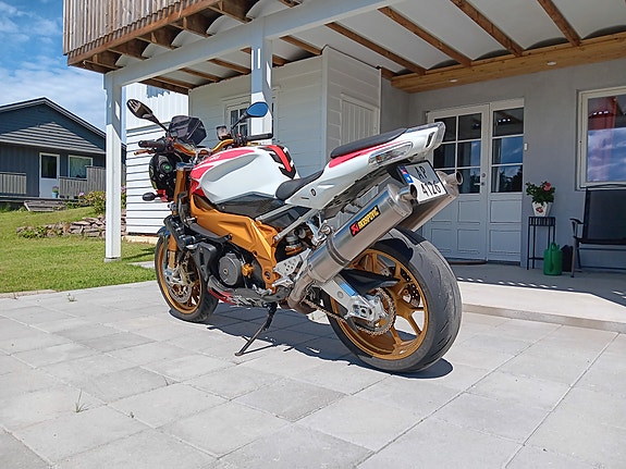 Aprilia RSV 1000 Tuono factory r 3 of 5