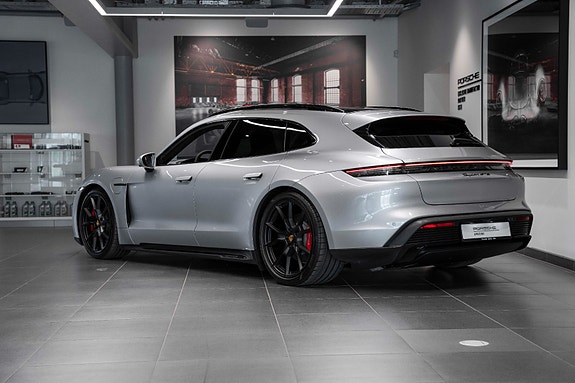 Porsche Taycan Sport Turismo 3 of 5