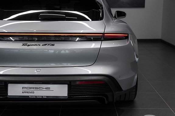 Porsche Taycan Sport Turismo 5 of 5