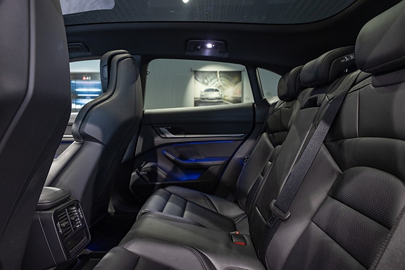 Porsche Taycan Sport Turismo 21 of 30