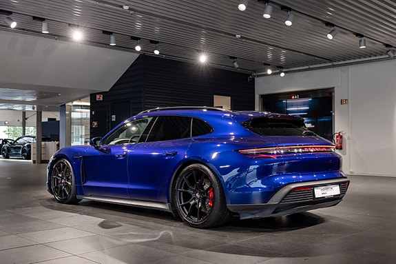 Porsche Taycan Sport Turismo 3 of 5