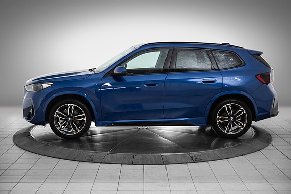 BMW iX1 2 of 22