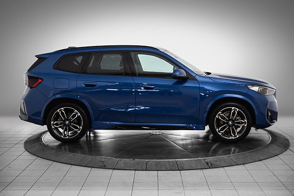 BMW iX1 6 of 22