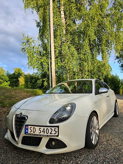 Alfa Romeo Giulietta 2 of 5