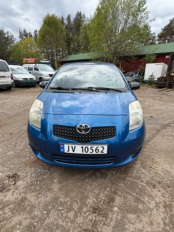 Toyota Yaris 3 of 5
