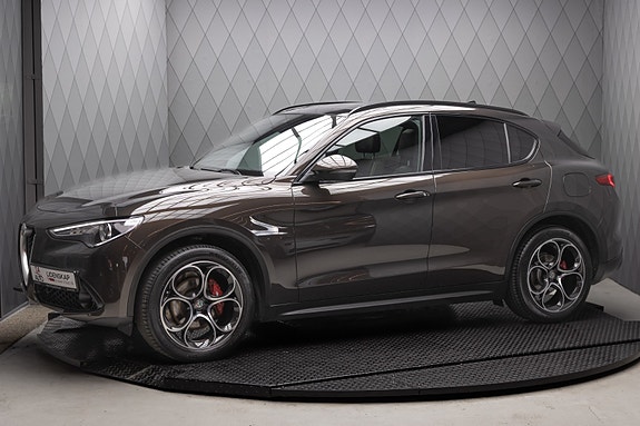 Alfa Romeo Stelvio 2 of 5
