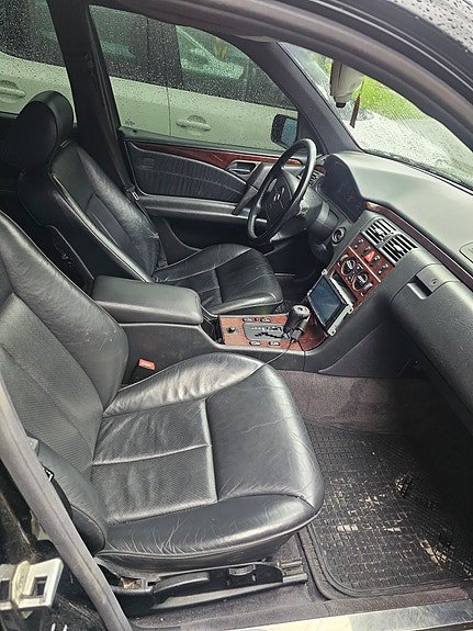 Mercedes-Benz E230 1996 photo 3