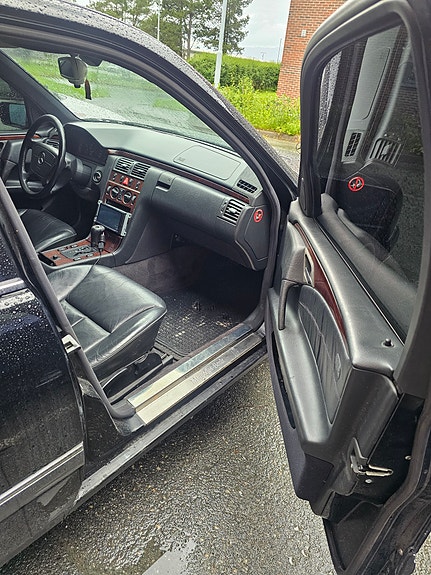Mercedes-Benz E230 1996 photo 2