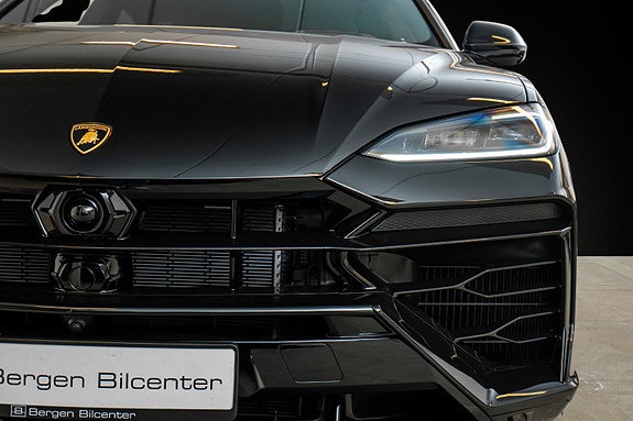 Lamborghini Urus 3 of 5