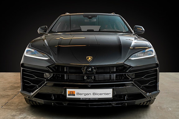 Lamborghini Urus 2 of 5