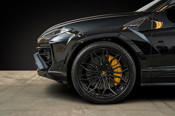 Lamborghini Urus 4 of 5