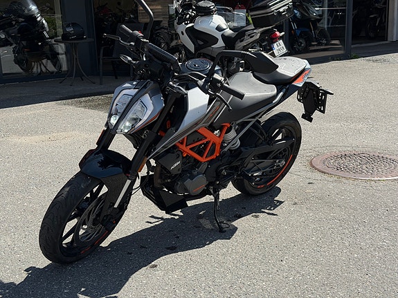KTM 125 Duke 3 of 5