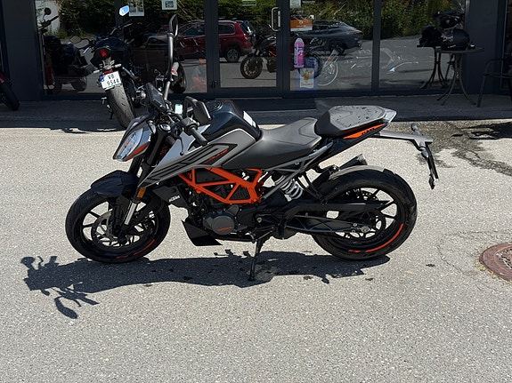 KTM 125 Duke 2 of 5