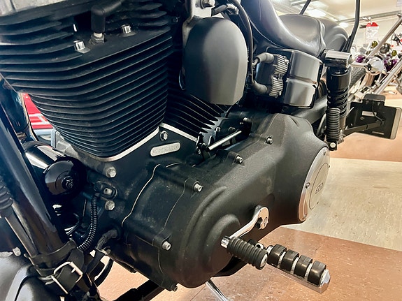 Harley-Davidson FXDB Dyna Street Bob 22 of 25
