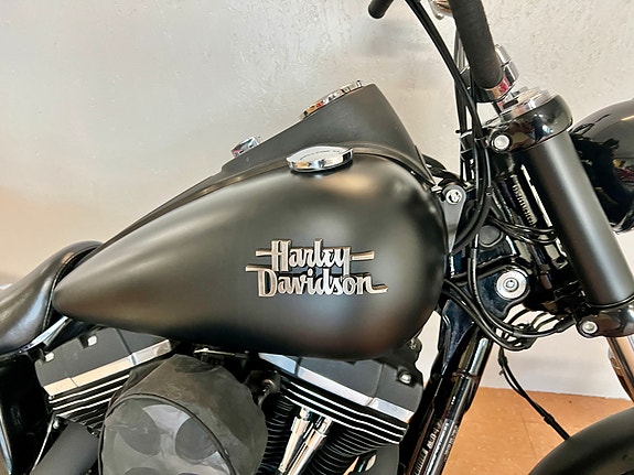 Harley-Davidson FXDB Dyna Street Bob 4 of 25