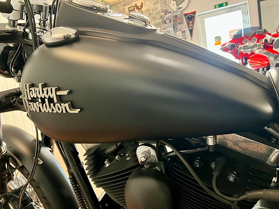 Harley-Davidson FXDB Dyna Street Bob 16 of 25