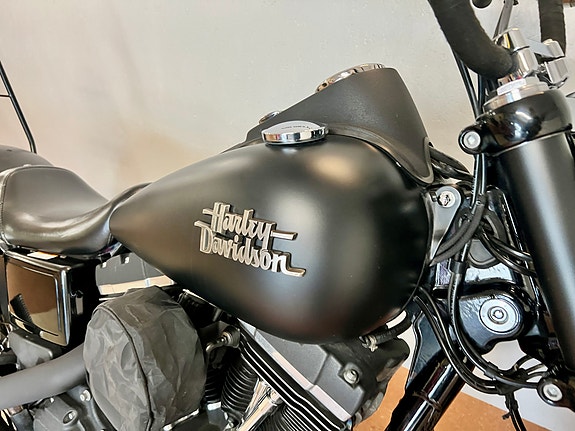 Harley-Davidson FXDB Dyna Street Bob 3 of 25