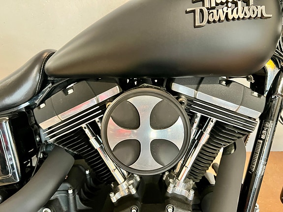 Harley-Davidson FXDB Dyna Street Bob 6 of 25