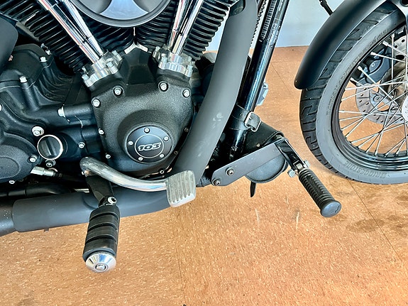 Harley-Davidson FXDB Dyna Street Bob 7 of 25