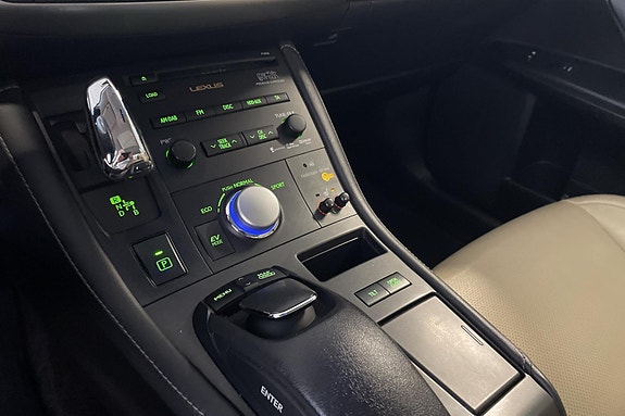 Lexus CT200h 14 of 27