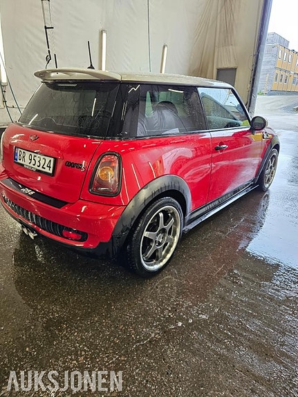MINI Cooper S 4 of 5