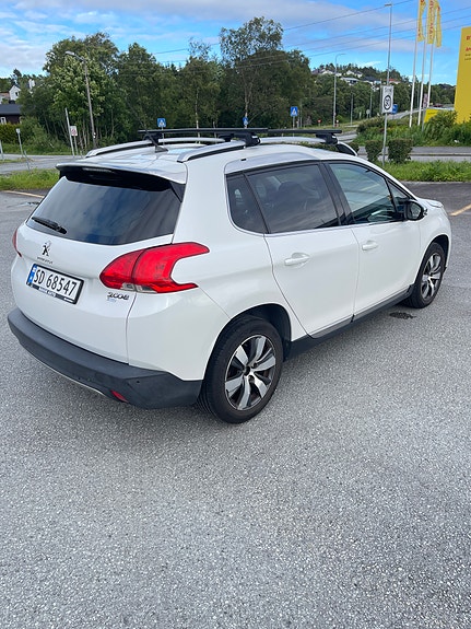 Peugeot 2008 2 of 5