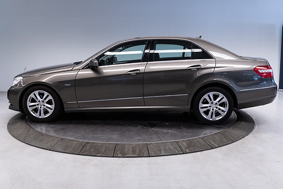 Mercedes-Benz E220 d 2 of 5