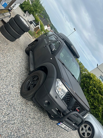 Nissan Pathfinder 3 of 5