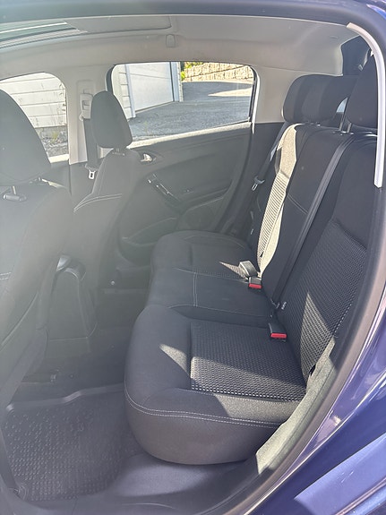 Peugeot 208 4 of 14