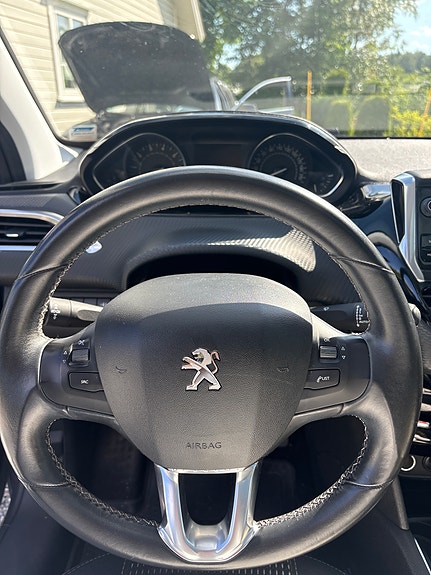 Peugeot 208 5 of 14