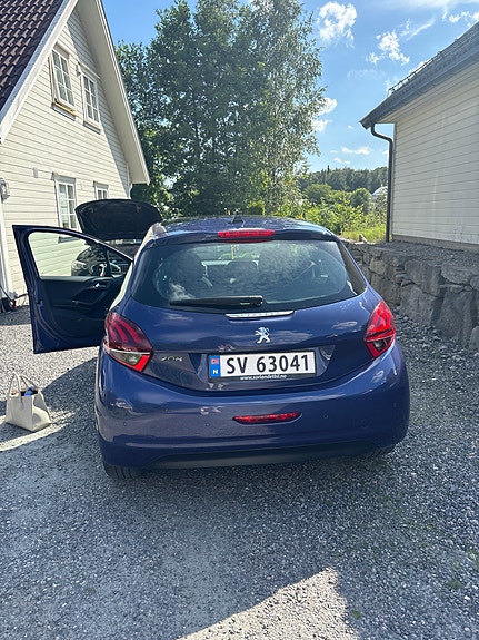 Peugeot 208 2 of 14