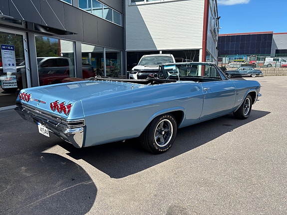 Chevrolet Impala 4 of 5