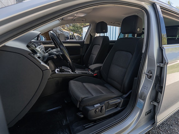 Volkswagen Passat 21 of 30