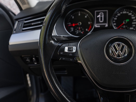 Volkswagen Passat 29 of 30