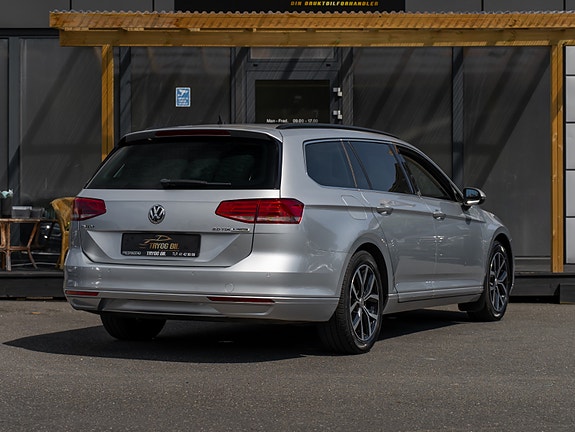 Volkswagen Passat 7 of 30