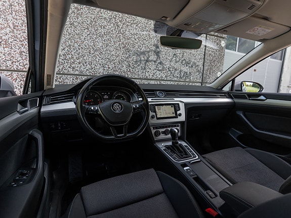 Volkswagen Passat 19 of 30
