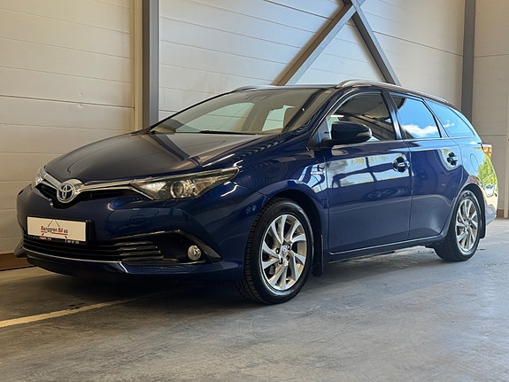 Toyota Auris 2 of 5