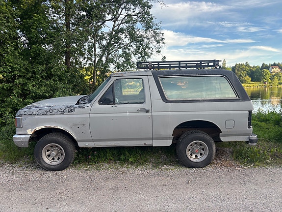 Ford Bronco 3 of 5