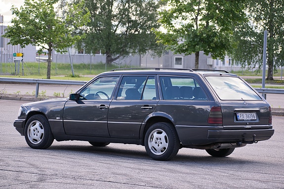 Mercedes-Benz 300 TD 3 of 5