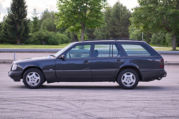 Mercedes-Benz 300 TD 2 of 5