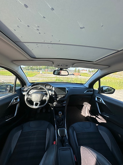 Peugeot 2008 2 of 5