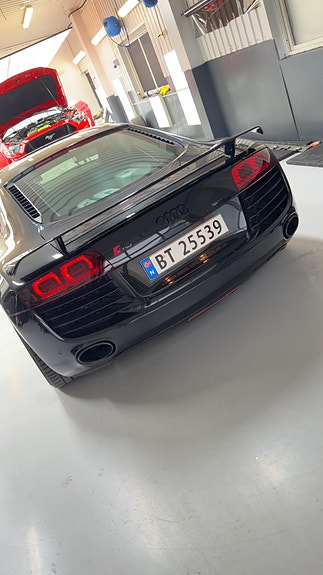 Audi R8 4 of 5