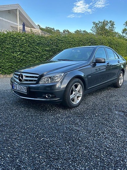 Mercedes-Benz C200 2 of 5